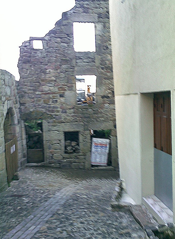 Façade en ruine vue côté rue